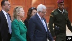 Menlu AS Hillary Rodham Clinton (kiri) didampingi Presiden Palestina Mahmoud Abbas menuju ruang pertemuan di Ramallah (21/11).