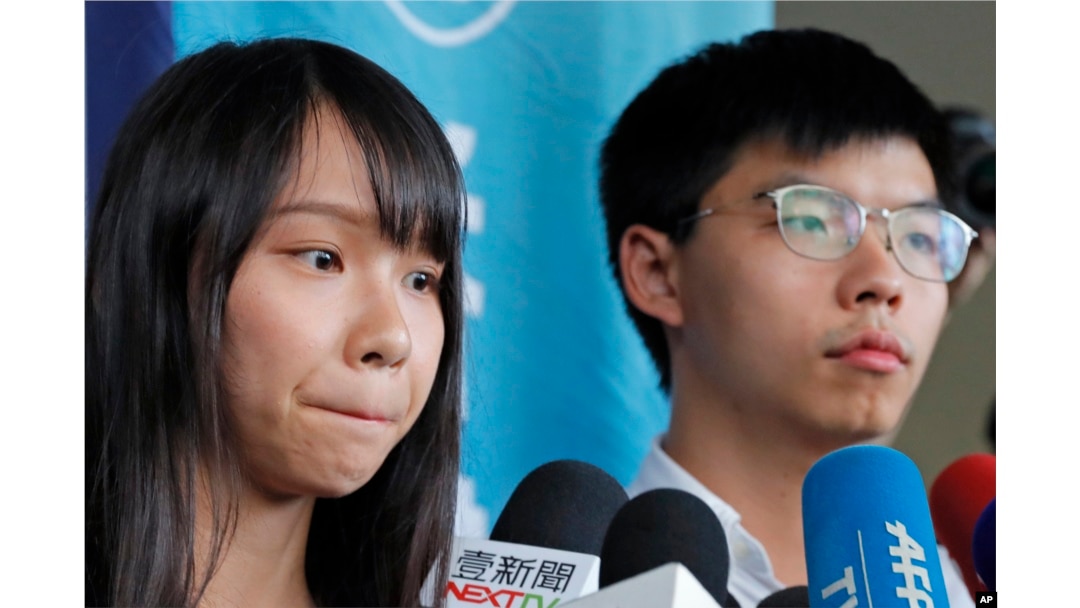 Activistas prodemocracia Agnes Chow y Joshua Wong, hablan con la prensa afuera de una corte de distrito en Hong Kong, el viernes 30 de agosto de 2019.