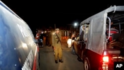 Police officers cordon off the area of a bomb blast in Raiwind near Lahore, Pakistan, March 14, 2018.