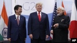 En el marco del G20, el presidente Trump, centro, se reúne con el primer ministro de Japón Shinzo Abe y el primer ministro de India, Narendra Modi.