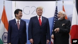 도널드 트럼프(가운데) 미국 대통령이 30일 아르헨티나 부에노스아이레스 주요20개국(G20) 정상회의 현장에서 아베 신조(왼쪽) 일본 총리와 환담하고 있다. 오른쪽은 나렌드라 모디 인도 총리.