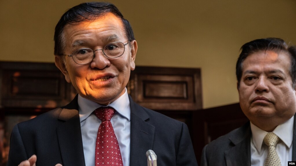 Kem Sokha, former leader of the now-banned Cambodia National Rescue Party (CNRP), speaks to media as he departs his residence for the Phnom Penh municipal court for his trial on January 22, 2020. (Tum Malis/VOA Khmer)