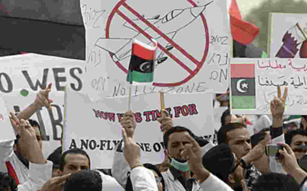무아마르 카다피 리비아 국가원수의 퇴진을 촉구하는 대학생들로 구성된 반정부 시위대가 동부 도시 벵가지에서 시위를 벌이고 있다.