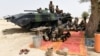 Tentara Chad melakukan shalat sementara rekannya siaga di atas kendaraan artileri (foto: dok). 