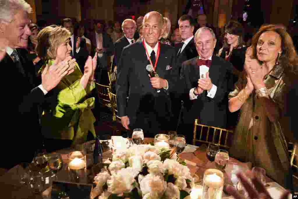 President Bill Clinton, former Secretary of State Hillary Rodham Clinton, fashion designer and honoree Oscar de la Renta (center), former New York Mayor Michael Bloomberg and fashion designer Diane von Furstenberg attend the 2014 Medal of Excellence Gala in New York, April 24, 2014. &nbsp; &nbsp; 