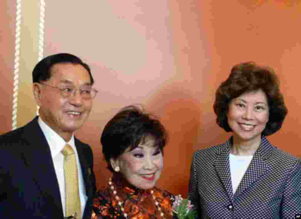 右起：赵小兰 (Elaine Chao)、赵小兰一家的朋友孔令和、赵小兰之父赵锡城。孔令和曾经是美国之音中文部职员，是孔子后裔。1980年代以来美国之音中文记者，包括笔者，都曾多次采访或报道赵小兰。1989年，美国交通运输部副部长赵小兰曾经到美国之音中文部参加春节庆祝会，笔者和她有过深谈。她在一次美国之音专访中表示，自己在美国接受教育，但父母一直强调中国文化和理念。&ldquo;我觉得能够理解东西方两种文化，并从中汲取精华，是我莫大的荣幸，使我能够在这个越来越国际化的世界中走在前面。&rdquo;