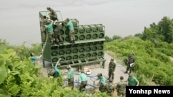 2015년 한국 군 당국이 북한군의 비무장지대(DMZ)에 의도적으로 목함지뢰를 매설한 행위에 대한 응징 차원에서 경기도 파주 인근에서 대북 확성기 방송을 재개하기 위해 확성기를 설치하고 있다. (자료사진)