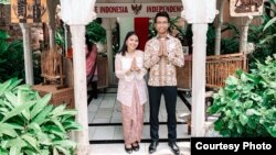 Dua wakil budaya Indonesia di Disney Animal Kingdom, Florida, Fenesha Flourencia (kiri) dan Alfian Rusli (kanan) dok: Fenesha Flourenia