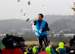 대북 전달을 날려보내는 박상학 자유북한운동연합 대표. (자료화면)