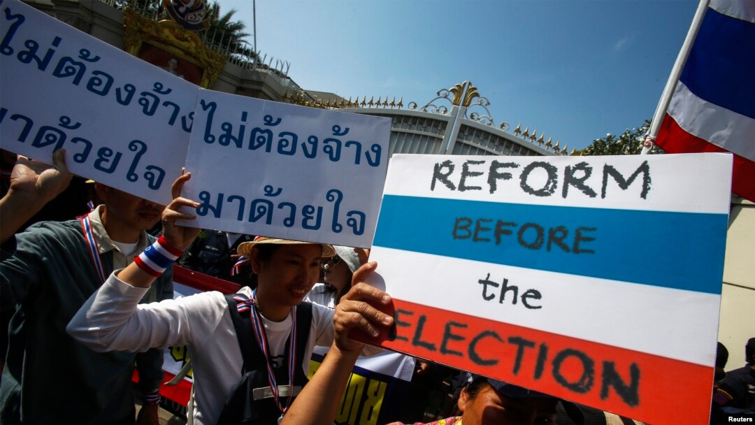 Demonstran anti pemerintah dalam sebuah aksi protes di luar kediaman PM Yingluck Shinawatra di Bangkok, 22 Desember 2013.