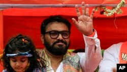 ভারতের কলকাতায় পশ্চিমবঙ্গ রাজ্য নির্বাচনের তৃতীয় ধাপের আগে একটি রোডশোতে বাবুল সুপ্রিয় জনগণের উদ্দেশ্যে হাত নাড়ছেন।৫ এপ্রিল, ২০২১। 