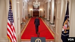 El presidente Obama camina por el corredor de entrada de regreso al salón Azul tras el histórico anuncio de la muerte de Osama bin Laden