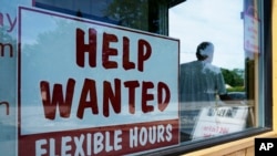 资料照片：伊利诺伊州迪尔菲尔德镇一个征聘员工并表示将有灵活工时的招贴。(2022年9月21日)