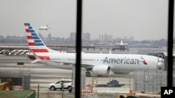 Pesawat Boeing 737-Max maskapai American Airlines di bandara LaGuardia, New York (foto: dok). 