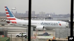 Pesawat Boeing 737 MAX 8 milik maskapai American Airlines di bandara New York (foto: dok). 