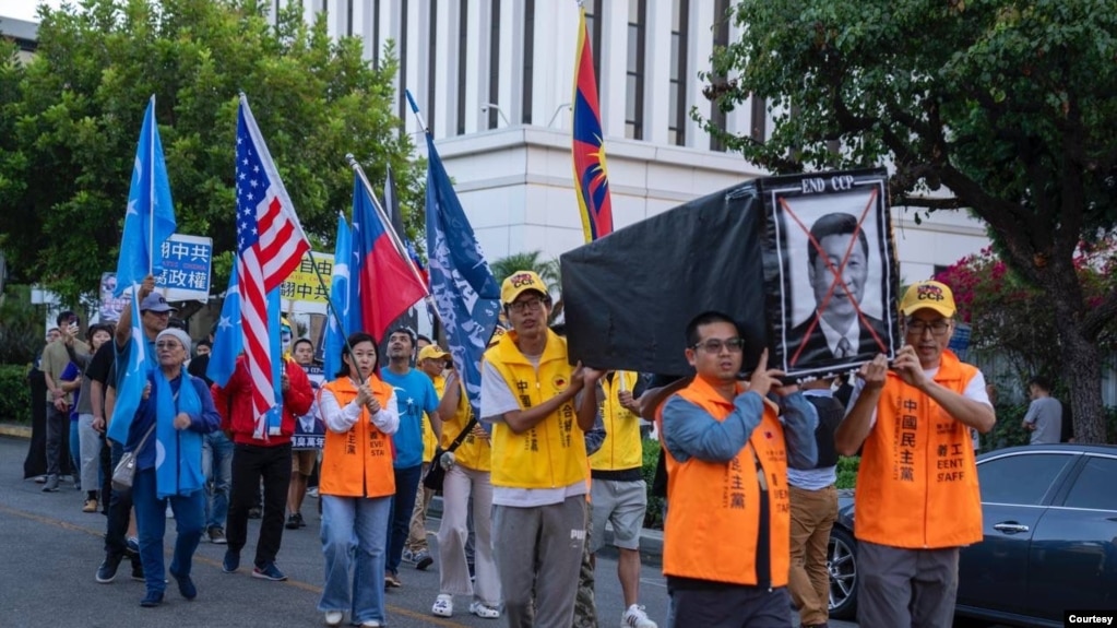 星期日(9月29日)下午，洛杉矶民主人权团体和多族裔团体在洛杉矶市区和洛杉矶中国领事馆门前举行了主题为“没有国庆、只有国殇、为中共暴政送葬”的“国殇75周年”抗议集会。抗议现场，洛杉矶的中国民主党党员抬着棺木为中共送葬。(照片由抗议主办方提供)