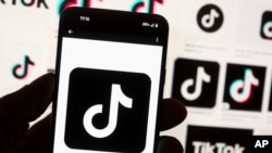 Logo của TikTok trên điện thoại di động. TikTok cho biết trên trang web của mình rằng các tài khoản liên quan đến TV-Novosti và Rossiya Segodnya của Nga đã bị hạn chế tại Vương quốc Anh và Liên hiệp Châu Âu. 