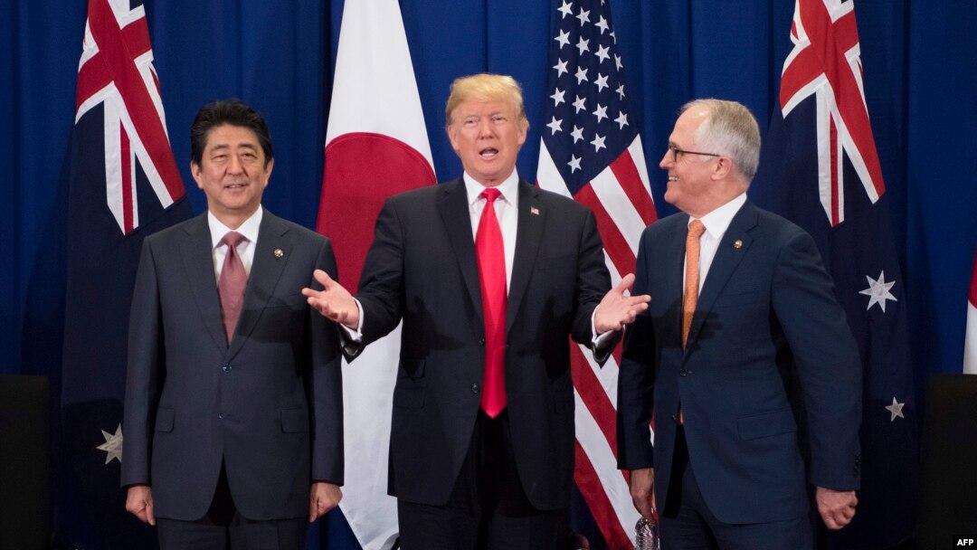 Premijer Japana Šinzo Abe, predsednik SAD Donald Tramp i premijer Australije Malkom Turnbul na samitu u Manili