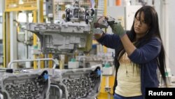 Trabajadora en la planta de ensamblaje de General Motors en Toledo, Ohio.