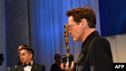 “钢铁侠”小罗伯特·唐尼（Robert Downey Jr.）也通过在《奥本海默》的演出获得最佳男配，也是其职业生涯的首座小金人。（2024年3月10日）