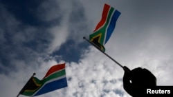 Les drapeaux de l'Afrique du Sud flottent à Pretoria, le 11 décembre 2013. (REUTERS/Yannis Behrakis )