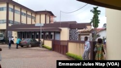 Un pavillon de l'hôpital central de Yaoundé où certains médecins observent le mot d'ordre de grève, le 17 avril 2017. (VOA/Emmanuel Jules Ntap)