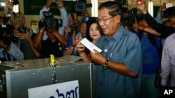 Thủ tướng Campuchia Hun Sen đi bỏ phiếu tại thị trấn Takhmau, phía nam thủ đô Phnom Penh, ngày 28/7/2013.