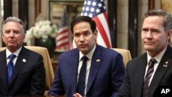 Umphathintambo wohlangothi olubona ngokudlelana lamanye amazweuMnu Marco Rubio, , eloMnu Mike Waltz, lomeli weleMelika eMiddle East uMnu Steve Witkoff ngemva kokuqhuba umhlangano lequla lakweleRussia eRiyadh, Saudi Arabia, Feb. 18, 2025.