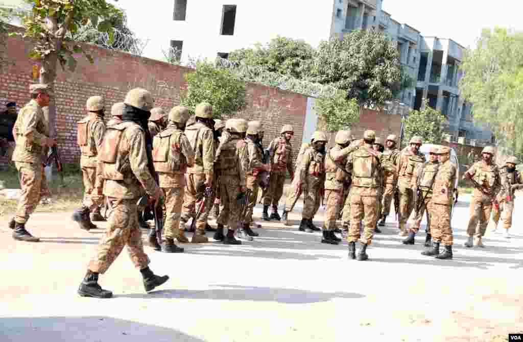 Pokistonning Peshovar shahrida shialar masjidiga jangarilar bostirib kirib, o&#39;t ochgan. Kamida 19 kishi halok bo&#39;lgan. 60 odam yarador. Toliblar hujumni amalga oshirganini aytayapti.