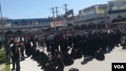 In this photo sent to VOA Persian by an audience member, residents of the southern Iranian city of Kazerun, many of them women dressed in black chadors, join a protest on May 17, 2018, after security forces violently cracked down on demonstrators the night before, killing at least one person. The protesters oppose a government plan to divide their city administratively.