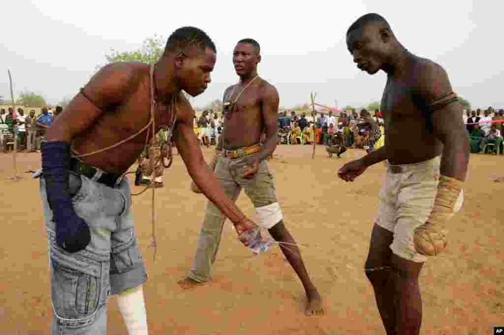 Mohammed Abba, a hagu, yana zuba ruwa ma Ahmed Tudu kafin a shiga fagen dambe a Sokoto ranar 7 Afrilu, 2008.