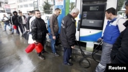 People line up for fuel at a gas station in Istanbul, March 31, 2015. A major power outage hit cities and provinces across Turkey on Tuesday, including the capital of Ankara and the biggest city, Istanbul.