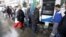 People line up for fuel at a gas station in Istanbul, March 31, 2015. A major power outage hit cities and provinces across Turkey on Tuesday, including the capital of Ankara and the biggest city, Istanbul.