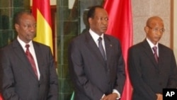 Les candidats Alpha Condé (à gauche et Cellou Dalein Diallo (à droite), entourant le médiateur Blaise Compaoré à Ouagadougou, 1er septembre 2010.