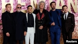 Aktor Ben Hardy, Rami Malek, Gwilym Lee dan Joe Mazzello serta anggota band Queen Roger Taylor dan Brian May menghadiri pemutaran perdana 'Bohemian Rhapsody' di London, Inggris, 23 Oktober 2018. 