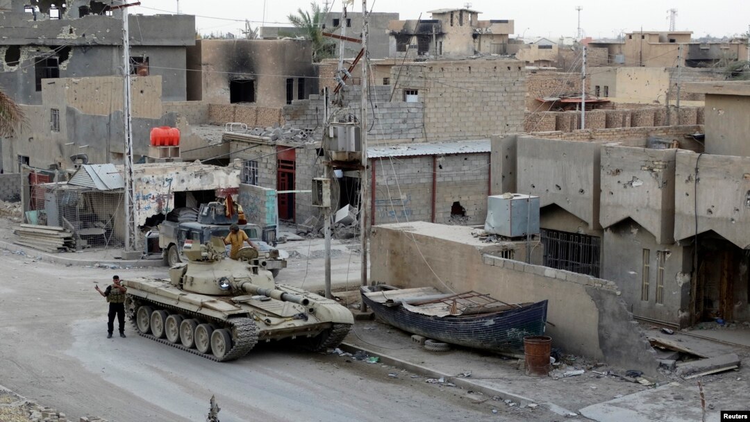 An armored personnel carrier of the Iraqi security forces is seen during clashes with al-Qaida-linked Islamic State in Iraq and the Levantin the city of Ramadi, Iraq, May 12, 2014.