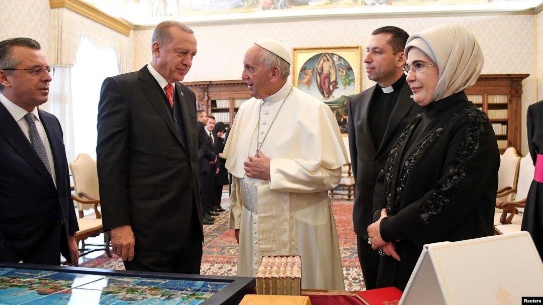 Papa Franja razgovara sa turskim predsednikom Redžepom Tajipom Erdoganom i njegovom suprugom Eminom tokom privatne audijencije u Vatikanu, 5. februar 2018.
