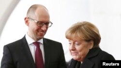 PM Ukraina Arseniy Yatsenyuk bertemu Kanselir Merkel di Berlin (8/1). Peretas mendesak Jerman memutuskan hubungan dengan Ukraina.