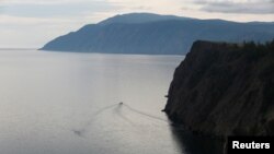 Sebuah kapal berlayar di Danau Baikal di sepanjang Pulau Olkhon, Siberia Timur, Rusia, 9 September 2016. (Foto: Reuters)