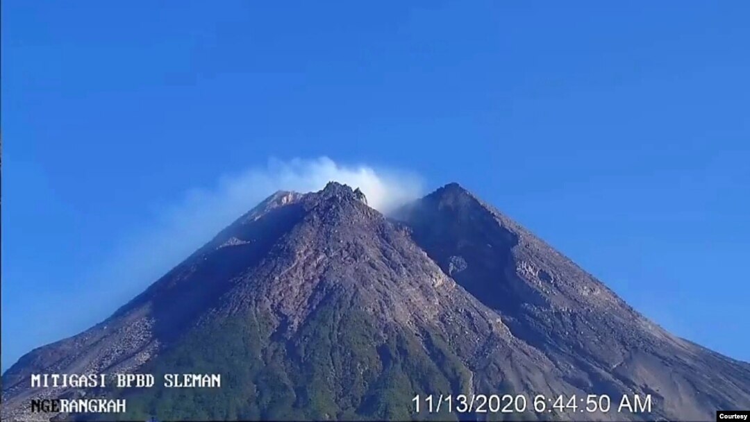 Puncak Merapi pada Jumat pagi, 13 November 2020, dipantau dari kamera milik BPBD Kabupaten Sleman. (Foto: BPBD Kabupaten Sleman).