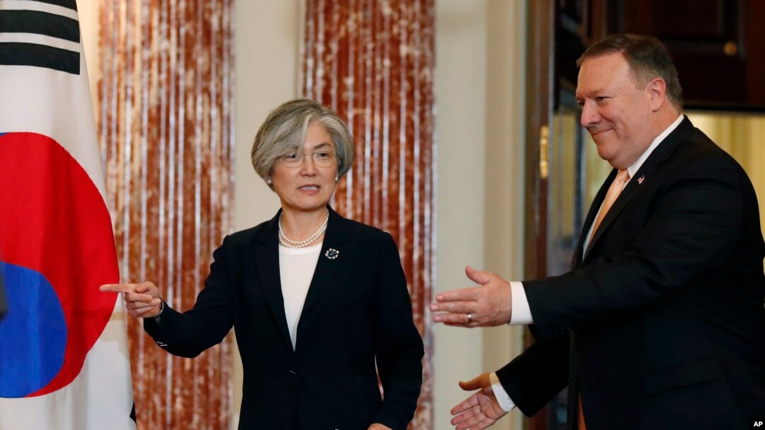 Ngoại trưởng Hàn Quốc Kang Kyung-wha (trái) và Ngoại trưởng Mỹ Mike Pompeo đến dự họp báo tại Bộ Ngoại giao Mỹ, ngày 11 tháng 5, 2018, ở Washington.