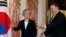 La ministra de Relaciones Exteriores de Corea del Sur, Kang Kyung-wha (izq.) y el secretario de Estado de EE.UU. Mike Pompeo llegan a una conferencia de prensa en el Departamento de Estado. Mayo 11, 2018.