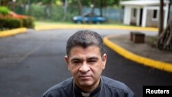 ARCHIVO - Rolando Álvarez, obispo de la Diócesis de Matagalpa y Estelí y crítico del presidente de Nicaragua, Daniel Ortega, posa para una foto en una iglesia católica en Managua, Nicaragua, en mayo de 2022.
