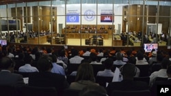 People attend a hearing for former Khmer Rouge leaders at the Extraordinary Chambers in the Courts of Cambodia (ECCC) on the outskirts of Phnom Penh, file photo. 