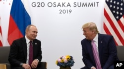 Tư liệu- ảnh chụp ngày 28/6/2019, TT Donald Trump, gặp TT Nga Vladimir Putin trong cuộc họp song phương bên lề hội nghị thượng đỉnh G-20 ở Osaka, Nhật Bản. 