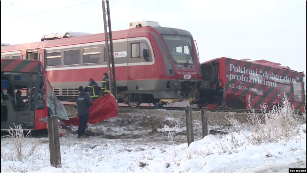 Prepolovljeni autobus "Niš eksresa", nakon što je u njega udario voz Železnica Srbije, nedaleko od Niša, 21. decembra 2018. (Foto: Screenshot TV N1 Srbija)