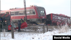 Prepolovljeni autobus "Niš eksresa", nakon što je u njega udario voz Železnica Srbije, nedaleko od Niša, 21. decembra 2018. (Foto: Screenshot TV N1 Srbija)