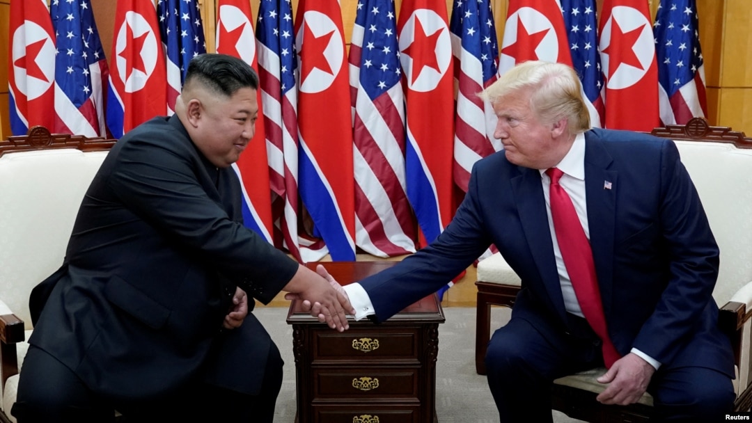 AQSh Prezidenti Donald Tramp va Shimoliy Koreya rahbari Kim Chen Un Koreya yarimorolidagi betaraf hududda, 30-iyun, 2019. 