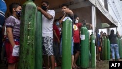  Familiares de pacientes con COVID-19 hacen cola durante largas horas para recargar sus tanques de oxígeno en Manaus, estado de Amazonas, el 19 de enero de 2021.