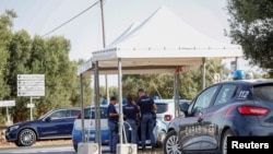 意大利警方設置了安全檢查站，為即將舉行的G7領導人峰會做好安全準備。（路透社2024年6月10日） 